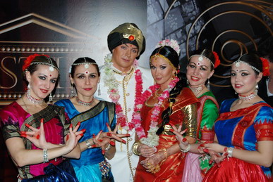 Катя Бужинская и Владимир Кузин с коллективом индийского танца клуба 